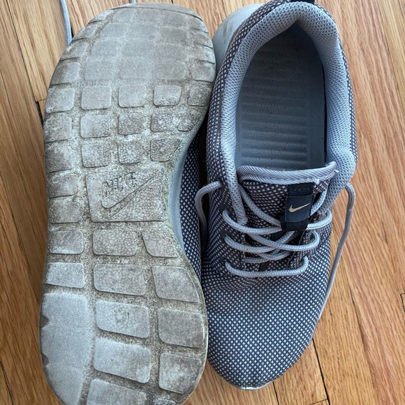 Nike tennis shoes - Picture 3 of 3